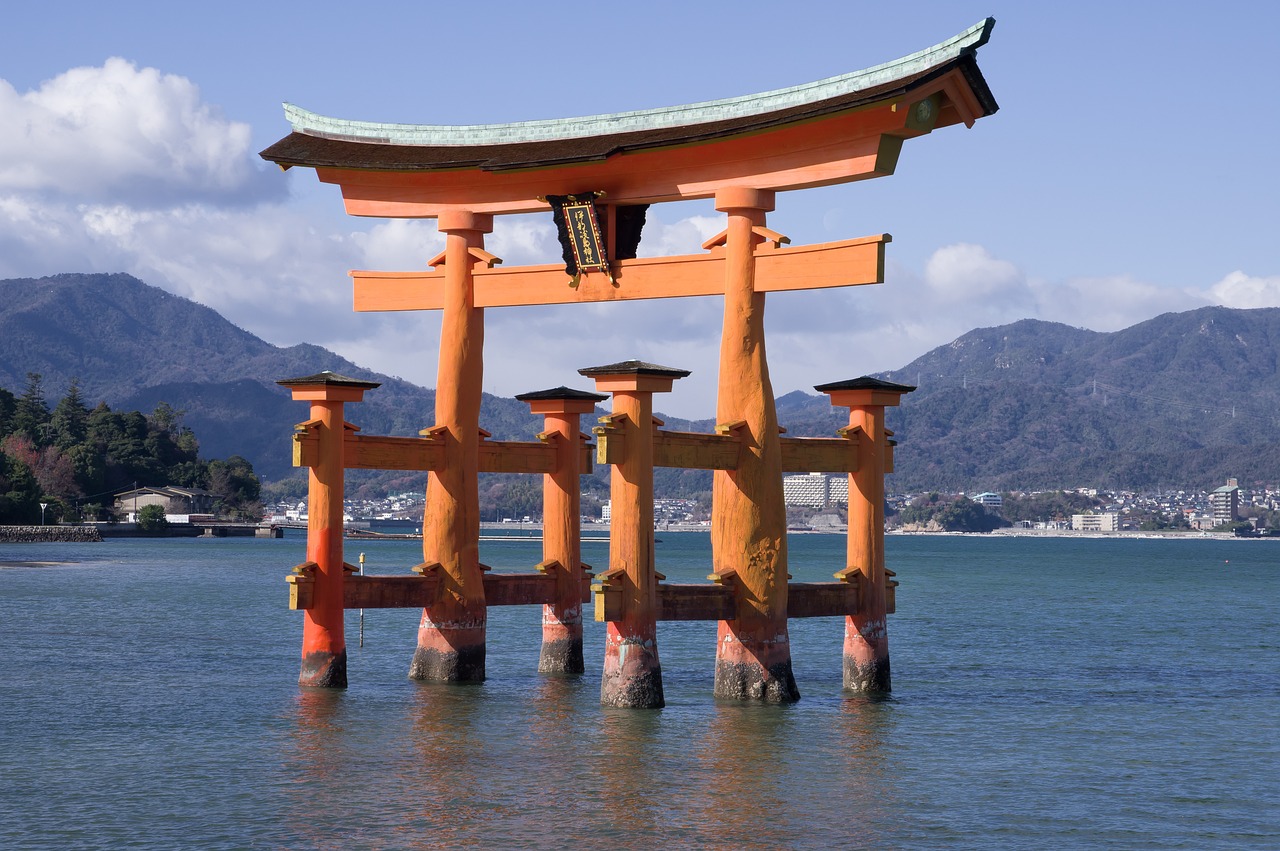 Miyajima and Itsukushima Shrine (Hatsukaichi City, Hiroshima Prefecture) 画像1